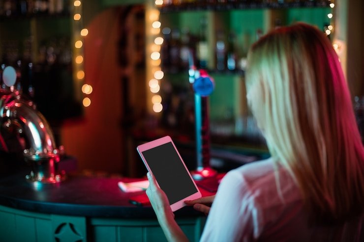 Antarmuka aplikasi kasih 777 menampilkan layar login dan navigasi permainan di perangkat mobile